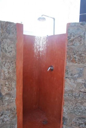 la doccia esterna - Residenza Kamma